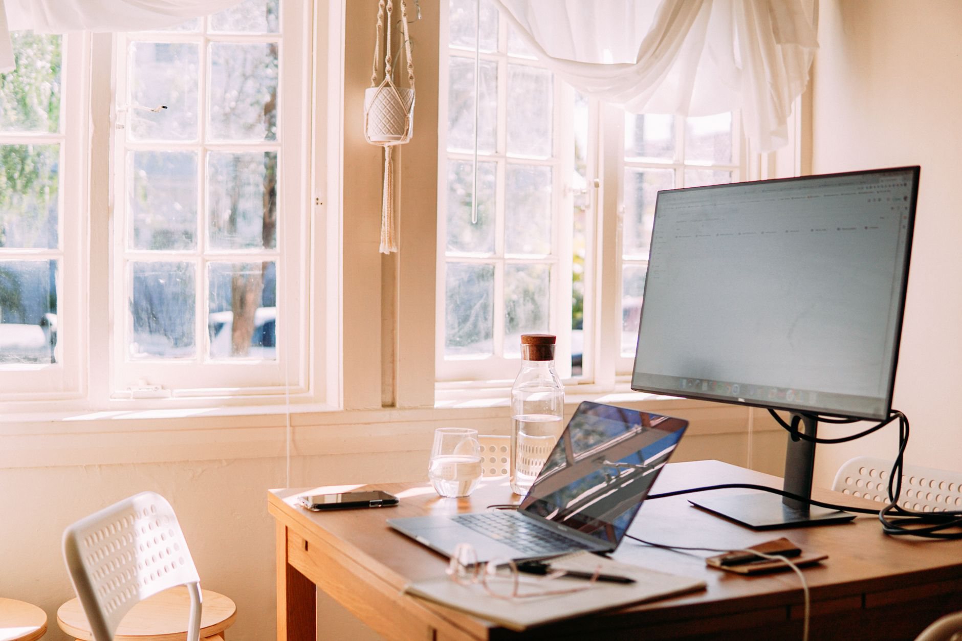 Bureau en teck : ergonomie, hauteur et rangements